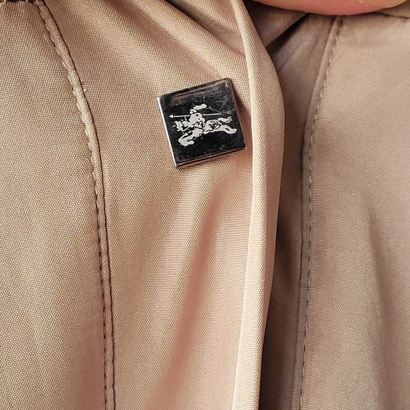 Tan Burberry VTG Women's Trench Coat  Size M Zip Buttons Tan Long Sleeve No Hood - Picture 3 of 16